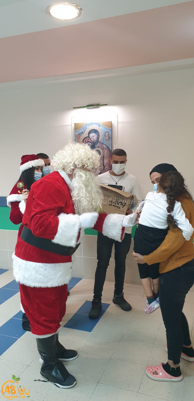 الاب قسطنطين نصار في زيارة لأقسام الأطفال في مستشفيات الناصرة